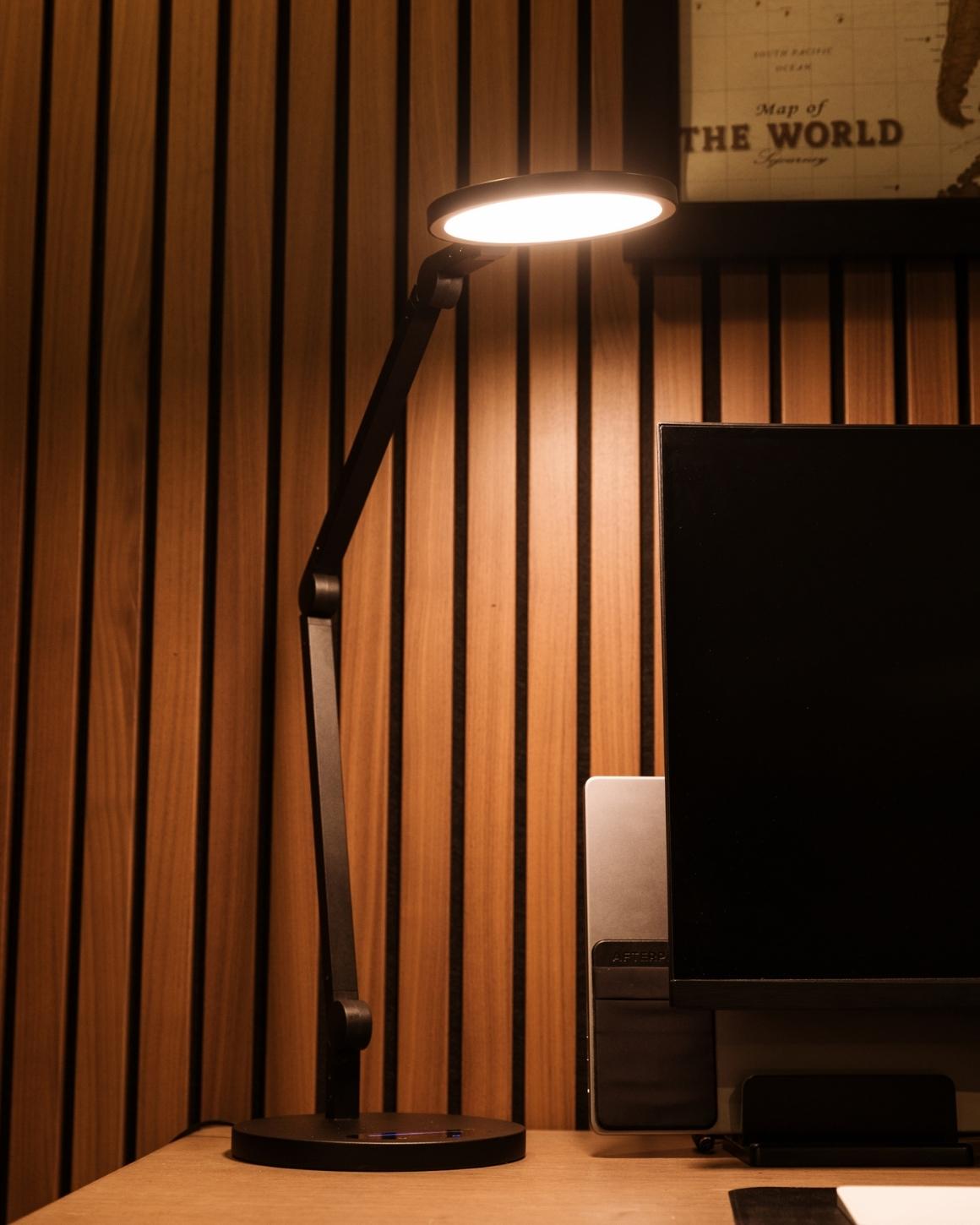 Lume Cube Edge Light 2.0 with Base Black LED Desk Lamp